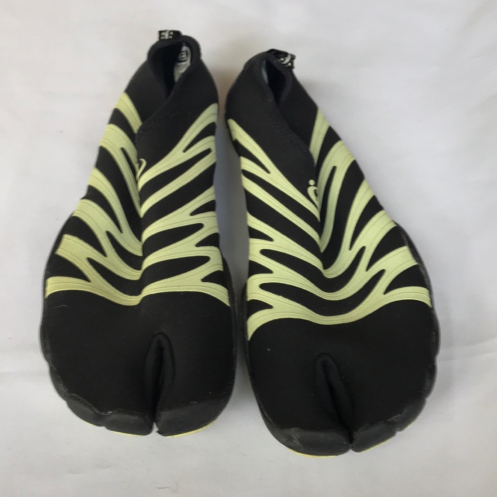 Zem split toe neoprene water shoes